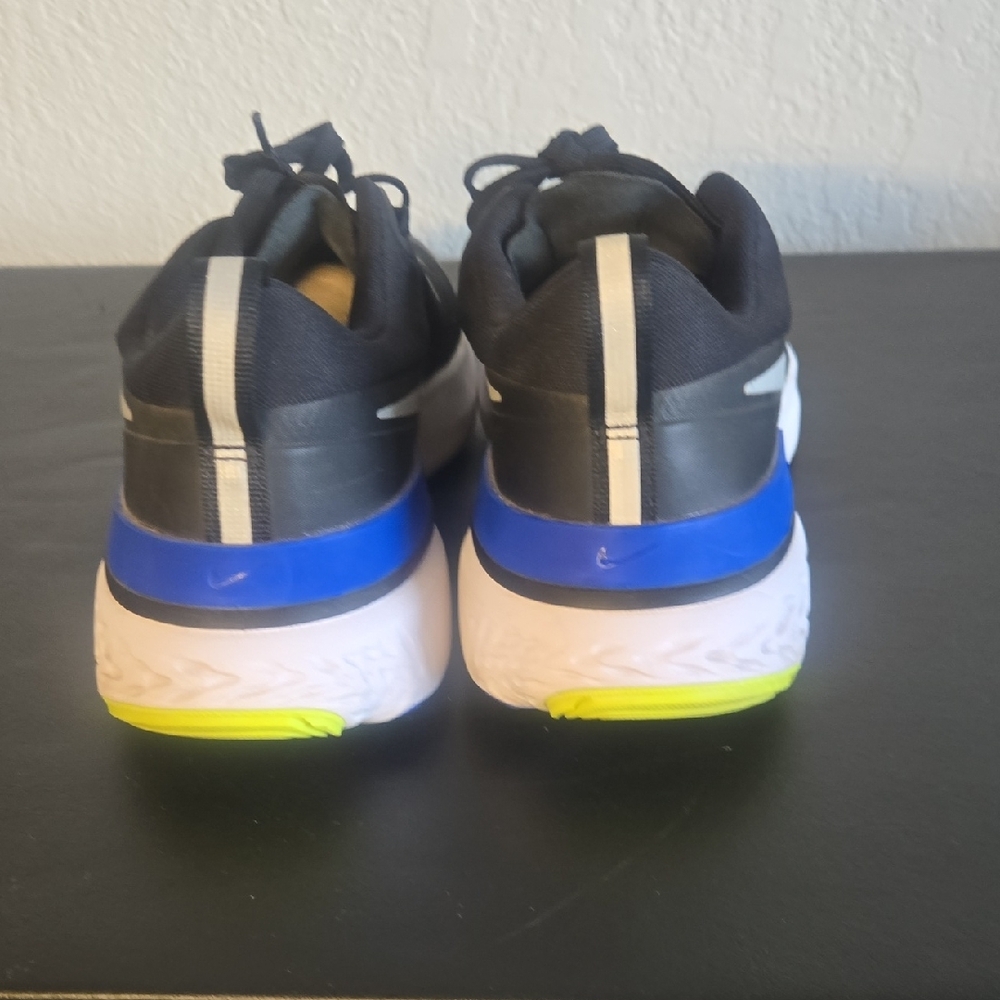 Nike Black and Blue Athletic Shoes - Picture 6 of 11